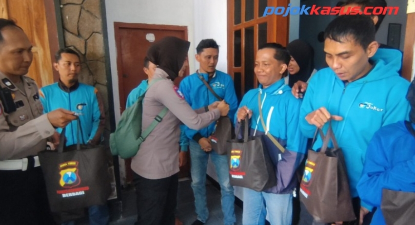 Polri Untuk Masyarakat : Polres Bondowoso Berbagi Sembako Untuk Ojol Sambut Hari Lalu Lintas Bhayangkara ke – 70