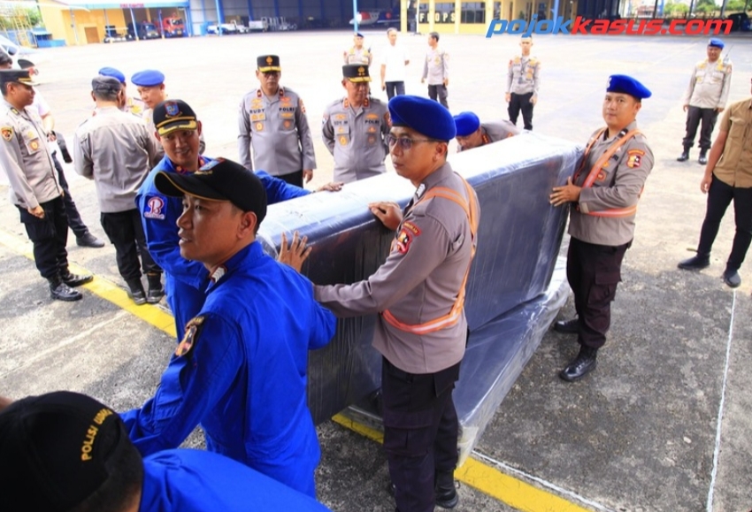 Polri Berangkatkan Bantuan Kemanusiaan ke NTT untuk Bantu Korban Banjir dan Longsor