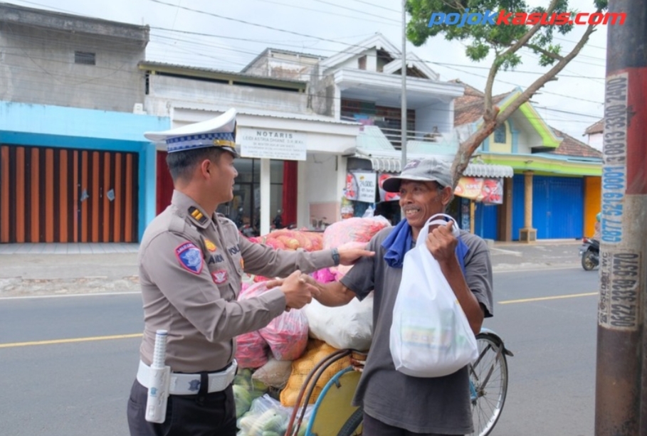 Polres Malang Berbagi Ratusan Paket Sembako Sambut Hari Lalu Lintas Bhayangkara ke-70