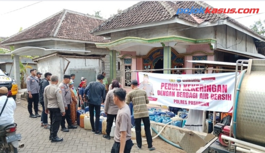 Polres Pasuruan dan PMII Salurkan 6.000 Liter Air Bersih ke Desa Karangjati Lumbang