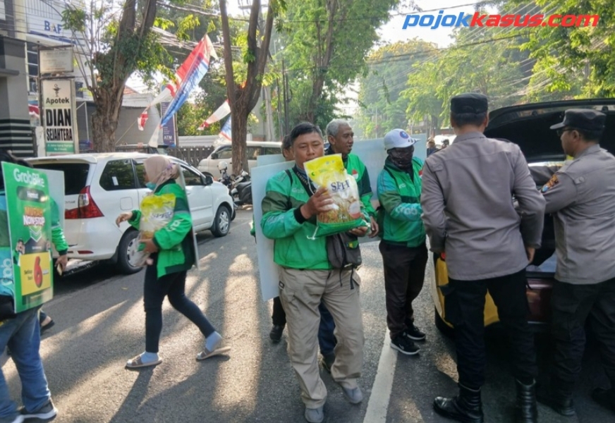 Polres Gresik Gelar Gerakan Pangan Murah Masyarakat dan Driver Ojol Sumringah