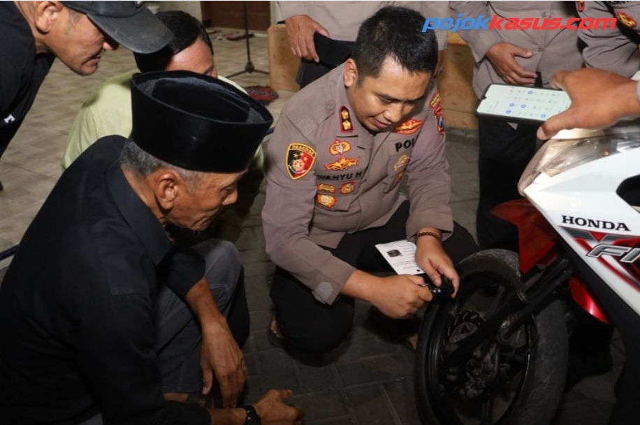 Cangkruakan Kamtibmas Polres Pelabuhan Tanjungperak Beri 200 Kunci Ganda Motor ke Warga