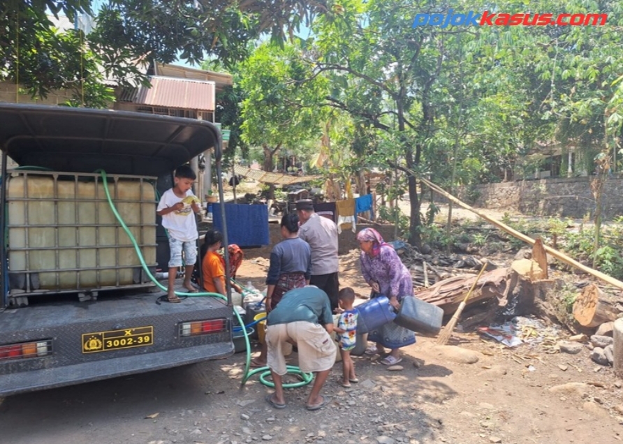 Polisi Tangani Kekeringan di Winongan Pasuruan Sulap Mobil Patroli Jadi Armada Air Bersih