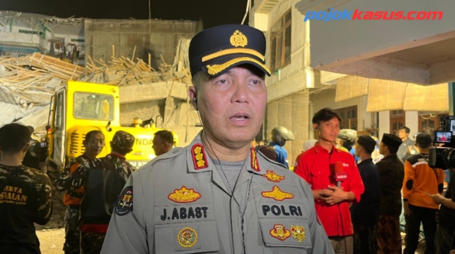 Polda Jatim Bantu Evakuasi Korban Runtuhnya Bangunan Pesantren di Sidoarjo