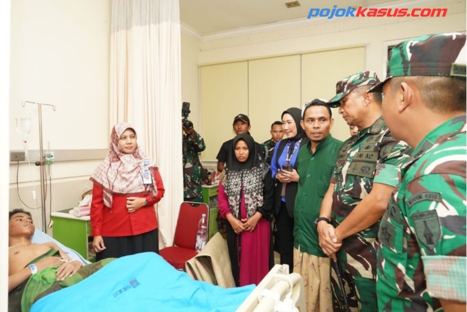 Danrem 084/Bhaskara Jaya Jenguk Korban Robohnya Gedung Ponpes Al-Ghozini di Sidoarjo