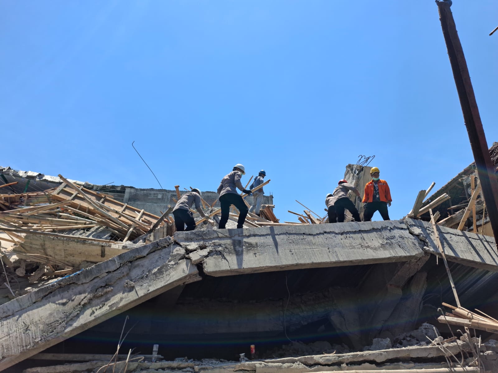 Tim SAR Brimob Polda Jatim Sisir Puing Bangunan Roboh di Ponpes Al Khoziny