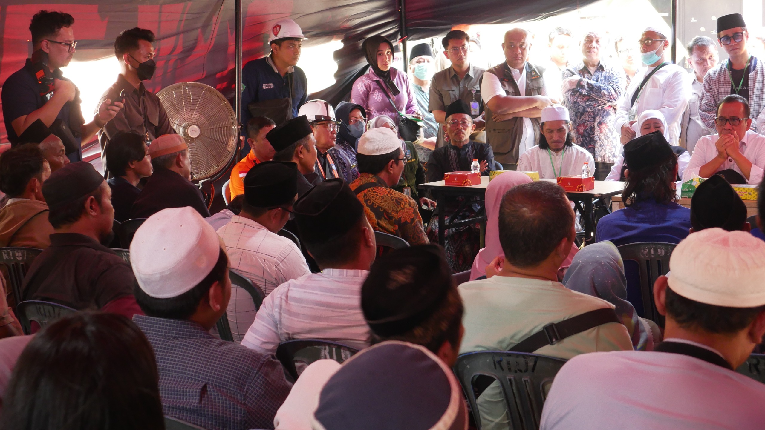 Wali Santri Sepakati Evakuasi Korban Reruntuhan Mushola Pondok Pesantren Al-Khoziny dengan Alat Berat