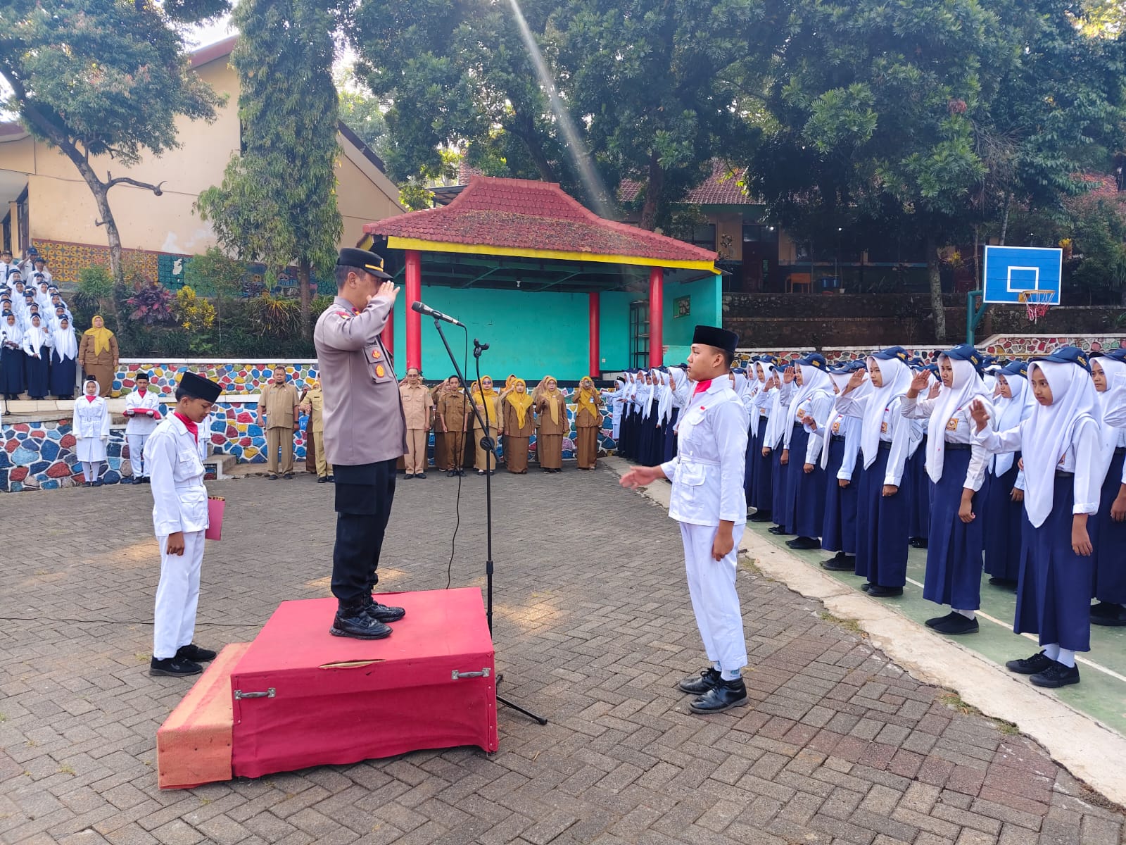 Polri Dekat Dengan Pelajar, Kapolsek Purwodadi Jadi Pembina upacara di SMPN 1 Purwodadi