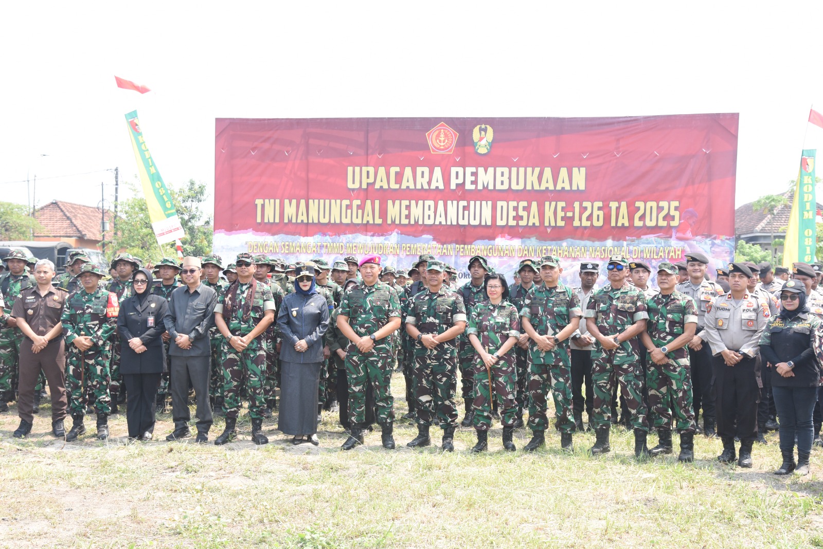 TMMD Ke-126. Danrem 084/BJ Secara Simbolis Menyerahkan Bibit Ikan Nila, Sebagai Simbol Dukungan Progam Ketahanan Pangan