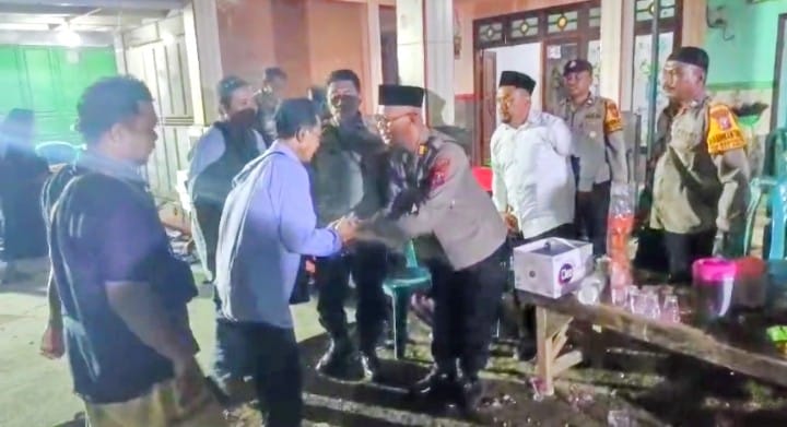 Polsek Tulangan dan Forkopimka Takziah ke Rumah Duka Santri Korban Ambruknya Mushola Ponpes Al Khoziny, Plt Kapolsek Serahkan Santunan, Kanit Reskrim Sampaikan Belasungkawa