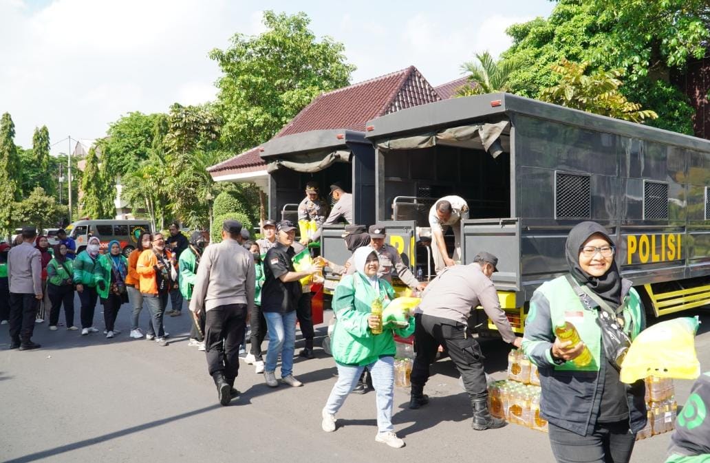 Polda Jatim Peduli Masyarakat Gelar Baksos Salurkan Bantuan untuk Ribuan Warga