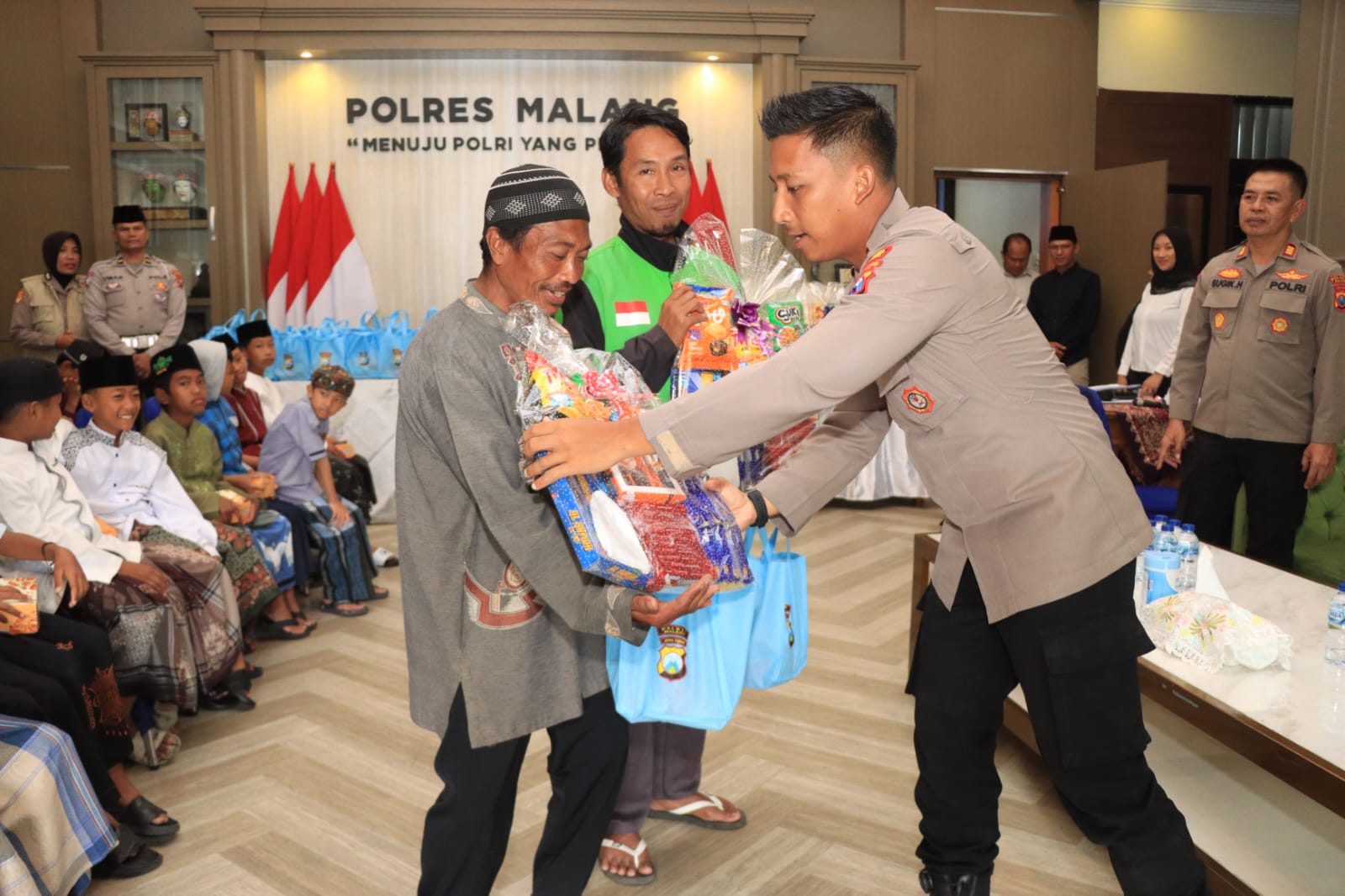 Polres Malang Gelar Khitan Massal Gratis, Puluhan Anak Dapat Bingkisan dan Sembako