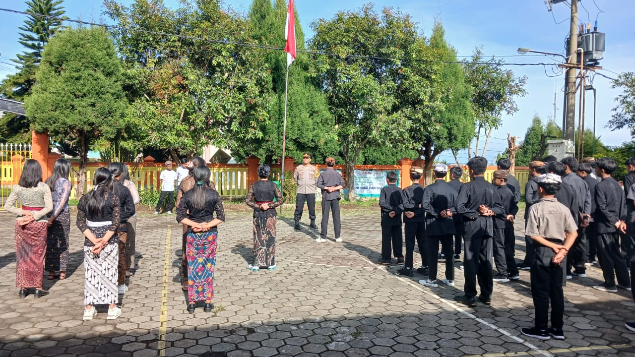 Kapolsek Tosari Jadi Pembina Upacar di SMA Baithani, Tekankan Pentingnya Disiplin dan Bijak Bermedsos