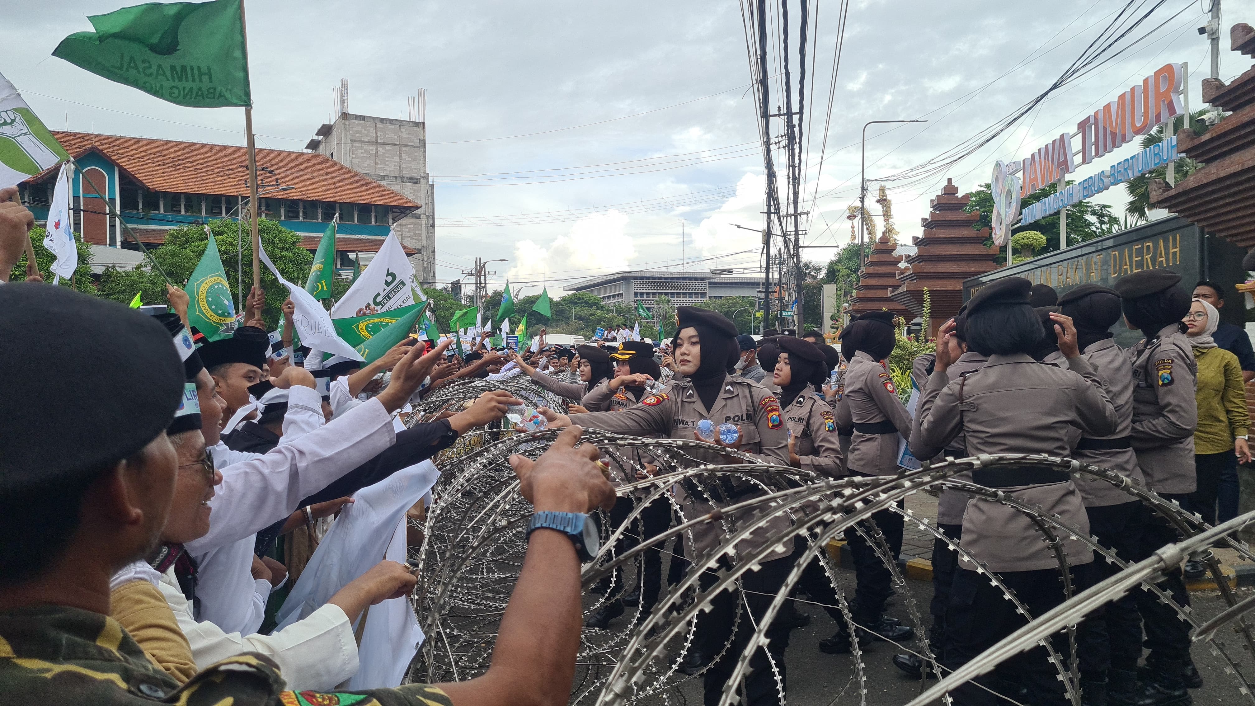 Polrestabes Surabaya Libatkan Tim Negosiator Polwan, Beri Layanan Pengamanan Aksi Ribuan Santri di DPRD Jatim