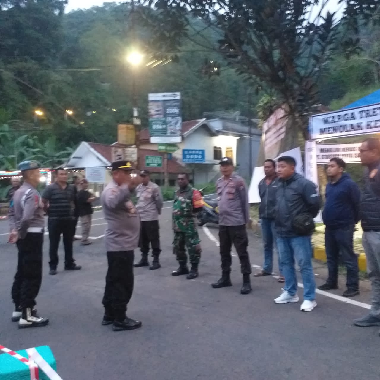 Kapolsek Prigen Pimpin Apel Pengamanan Panggung Hiburan dan Do’a Bersama Kegiatan Berjalan Aman dan Tertib