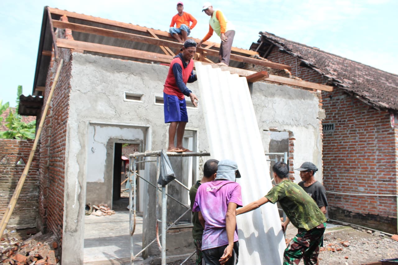 TMMD ke-126 Perbaiki Rumah Bapak Wandi: Wujud Nyata Kepedulian TNI untuk Keluarga dan Kampung