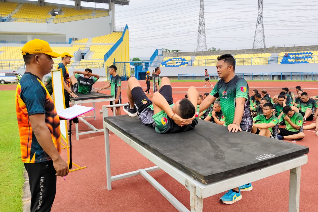 Kodim 0817/Gresik Gelar Tes Kesegaran Jasmani Periodik II di Stadion Gelora Joko Samudro