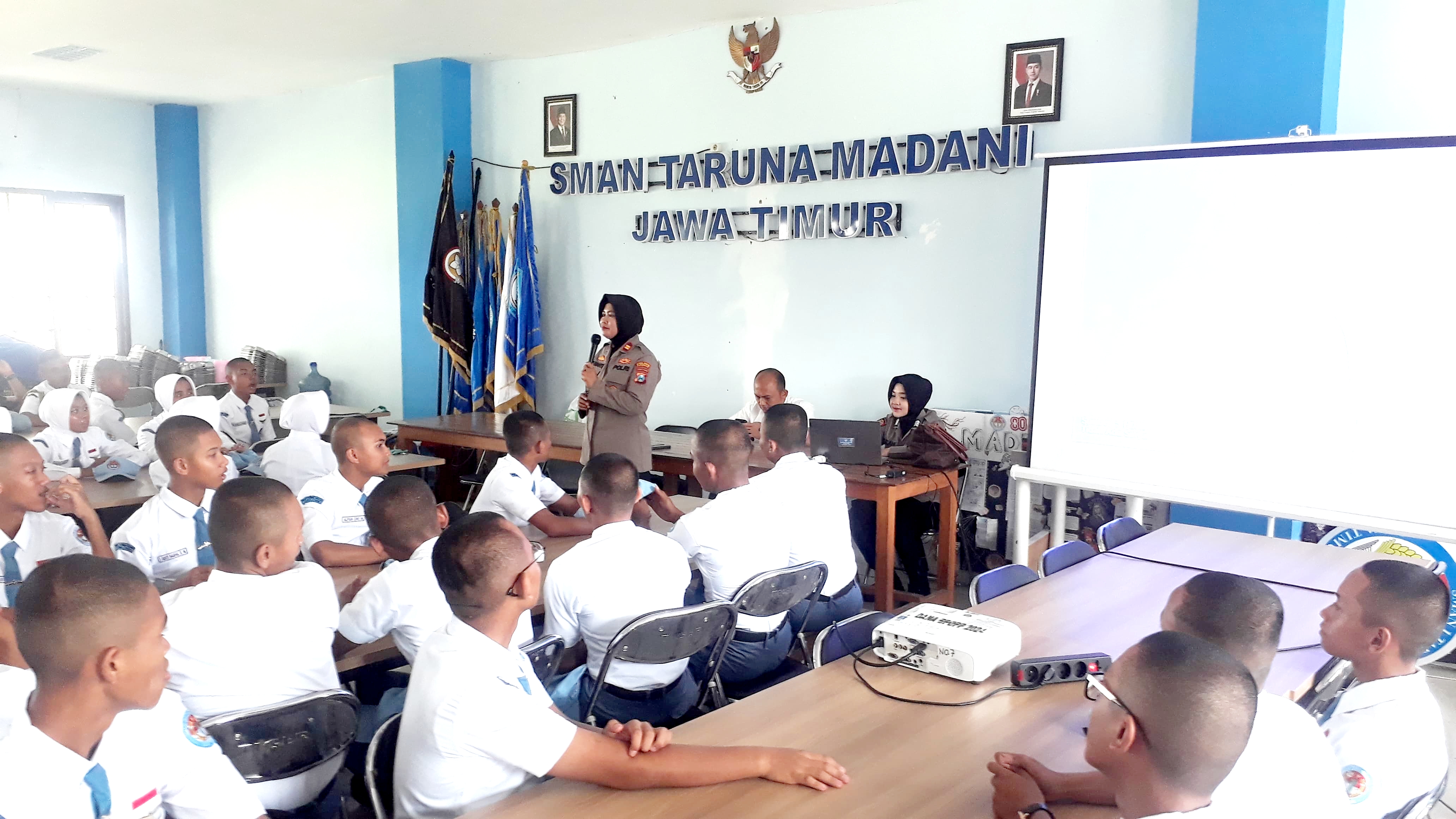 Sat Binmas Polres Pasuruan Ajak Pelajar SMA Taruna Madani Wujudkan Semangat Sumpah Pemuda di Era Digital