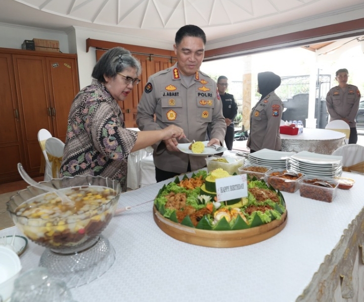 Hari Jadi ke-74 Humas Polri, Polda Jatim Anjangsana ke Purnawirawan