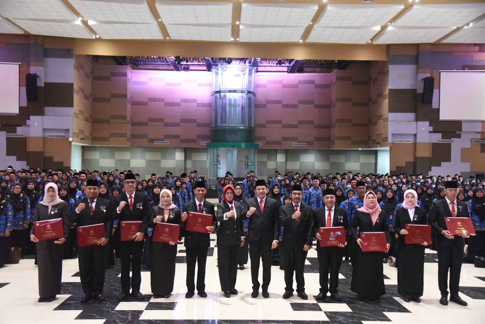 Bupati Serahkan Tanda Kehormatan Satyalancana Karya Satya