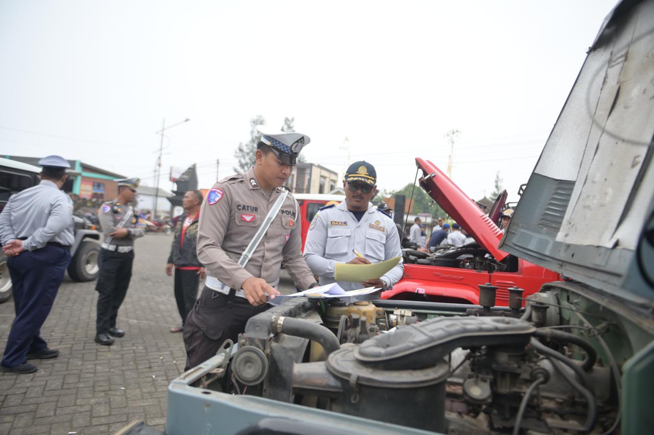 Jelang Nataru, Satlantas Pasuruan ‘Sidak’ Jeep Wisata Bromo