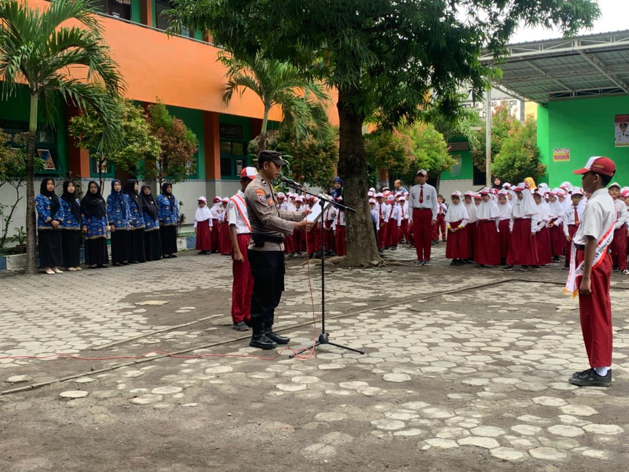 Satbinmas Polres Pasuruan Tanamkan Nilai Kebangsaan dan Karakter Positif di Hati Pelajar SD Dan SMP