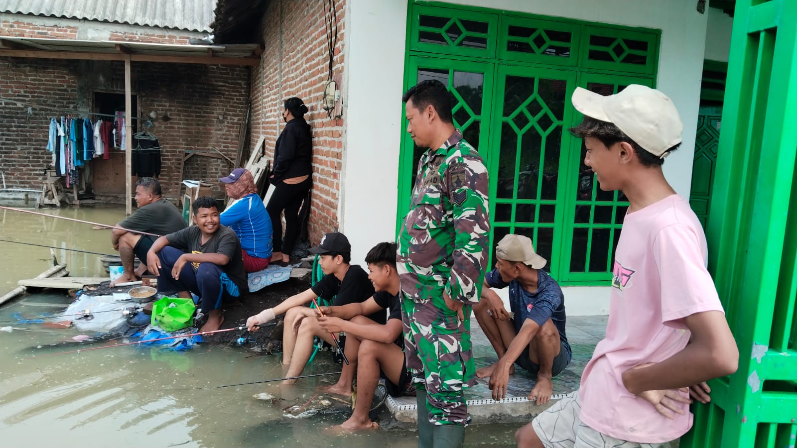 Banjir Kali Lamong Mulai Surut, Babinsa Koramil Menganti Terus Lakukan Monitoring Ketat