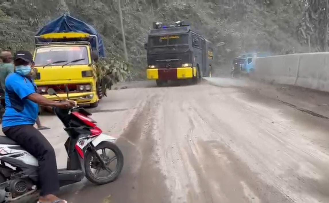 Polres Lumajang Kerahkan Armada Berat Bersihkan Sisa Lumpur APG Semeru di Jembatan Besuk Kobokan