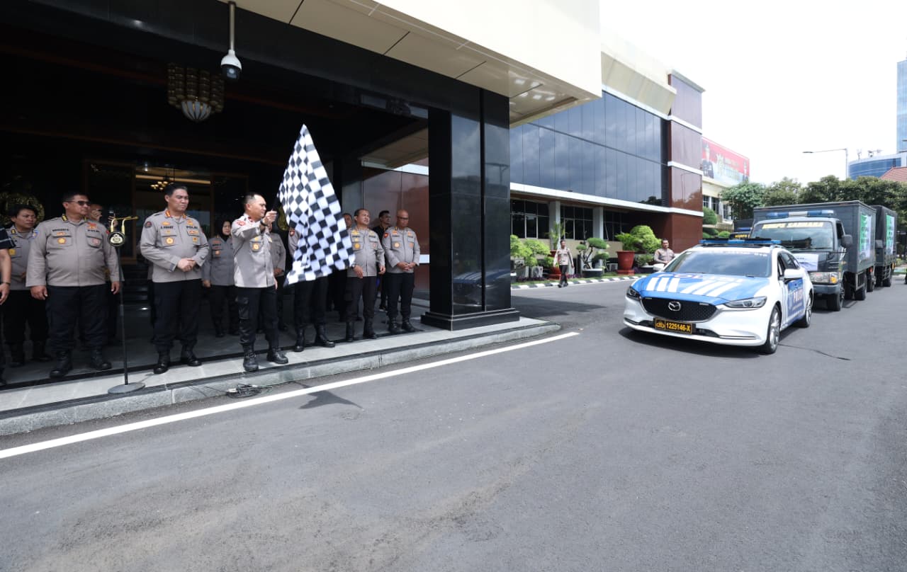 Polda Jatim Berangkatkan Bantuan Kemanusiaan untuk Warga Terdampak Erupsi Semeru