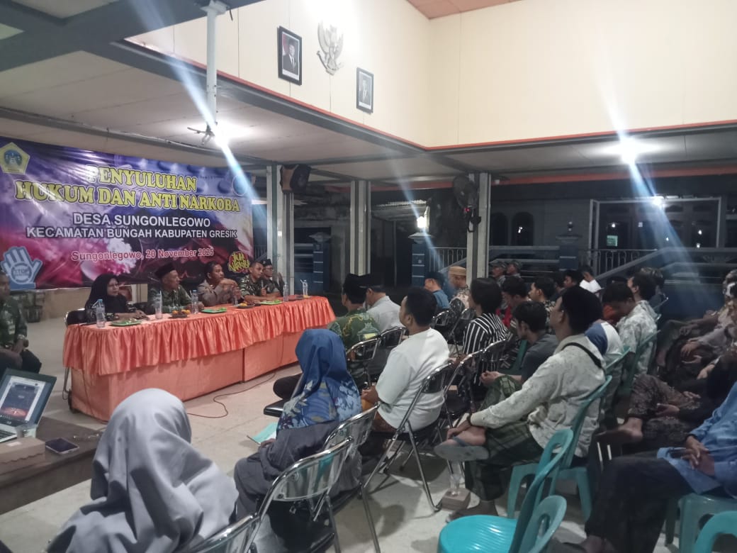 Warga Padati Balai Desa Untuk Ikuti Sosialisasi Penyuluhan Hukum Dan Anti Narkoba Kecamatan Bungah