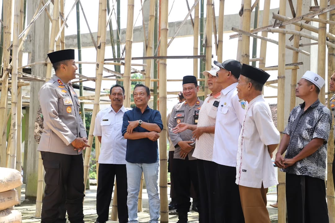 Polres Kediri Salurkan Puluhan Karung Semen Dukung Pembangunan Masjid