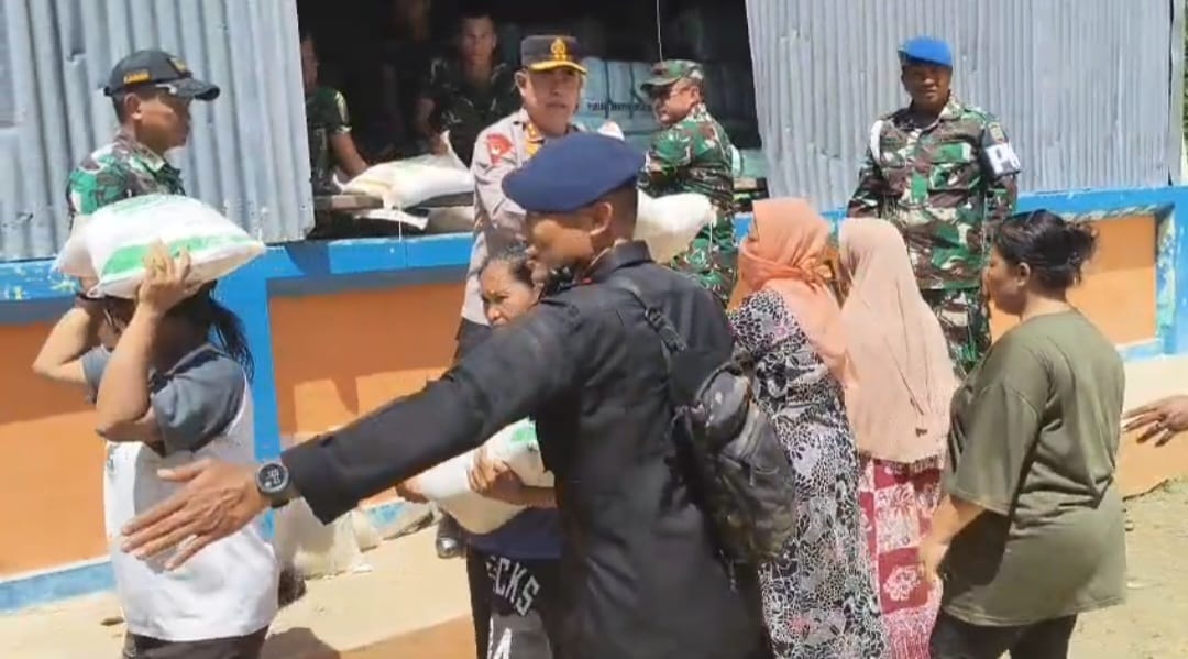 Pangdam I/BB dan Kapolda Sumut Awasi Langsung Pembagian Beras di Gudang Bulog Sibolga