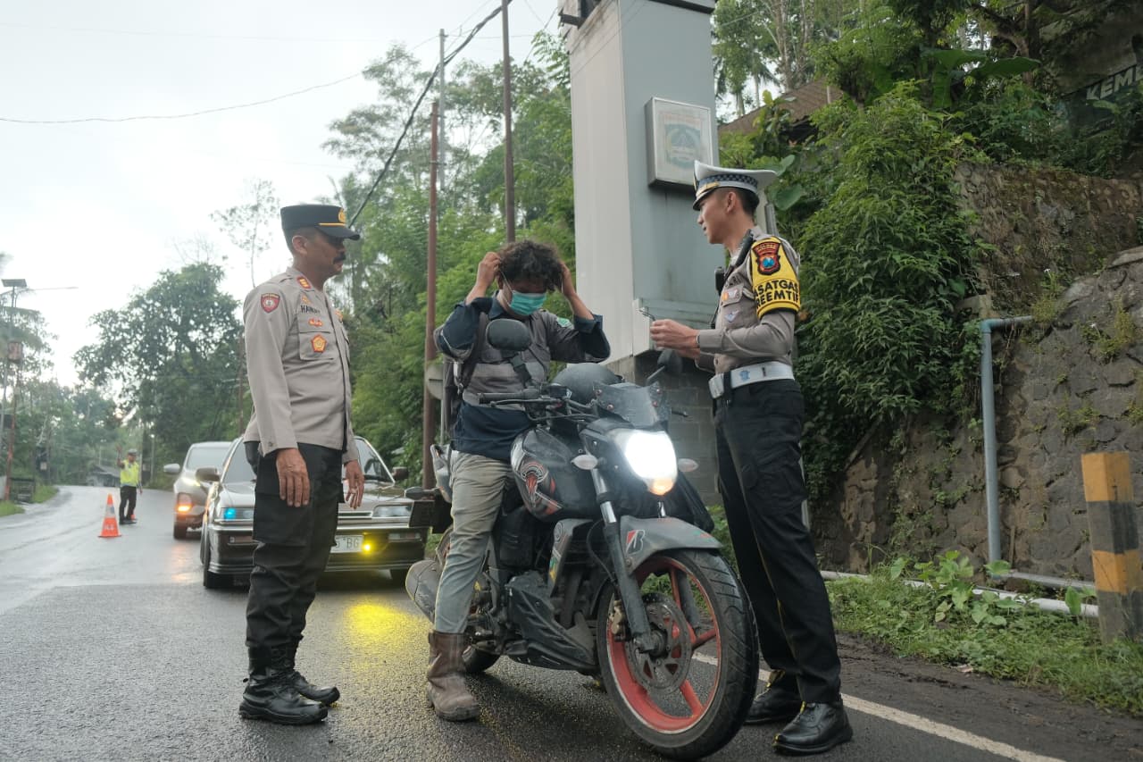 Polres Malang Bagikan Masker ke Pengendara di Perbatasan Lumajang Dampak Erupsi Semeru