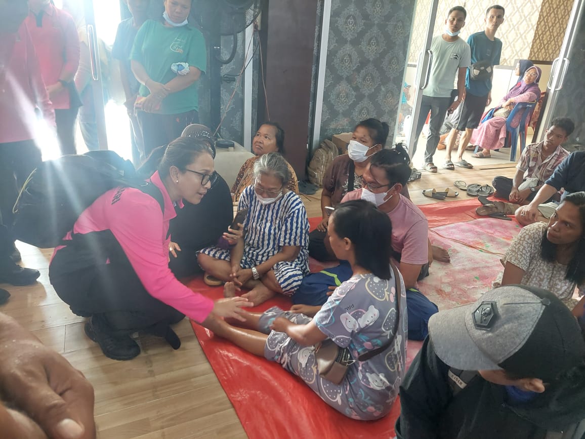 Ketum Bhayangkari Beri Bantuan hingga Hibur Anak-anak Korban Bencana di Tapanuli Tengah
