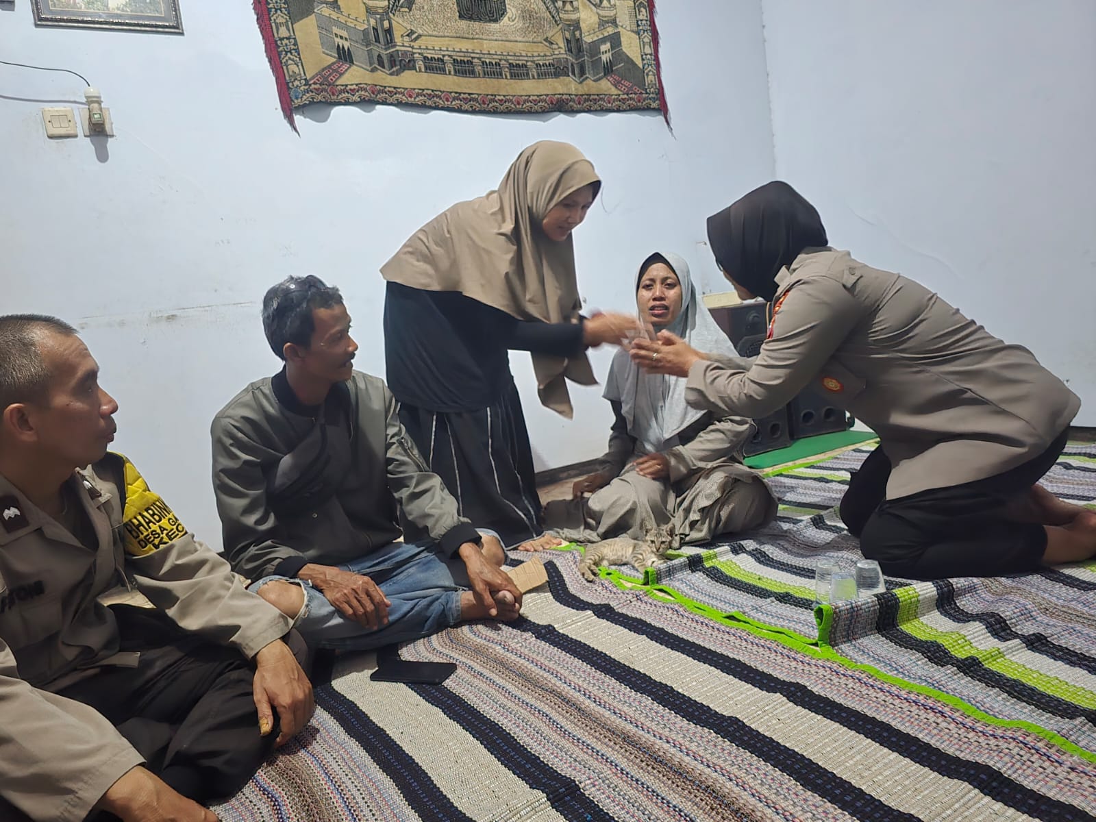 Kasat Binmas Polres Pasuruan Takziah ke Korban Meninggal Kecelakaan KA Mutiara Timur di Gununggangsir