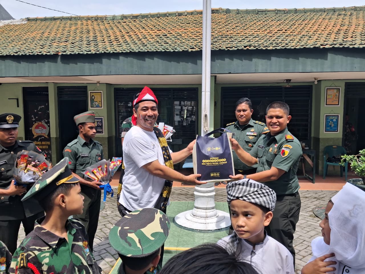 Kunjungan Siswa SD NU 1 Terate ke Koramil Gresik Kota, Silaturahmi Wujudkan Kedekatan TNI dengan Generasi Muda