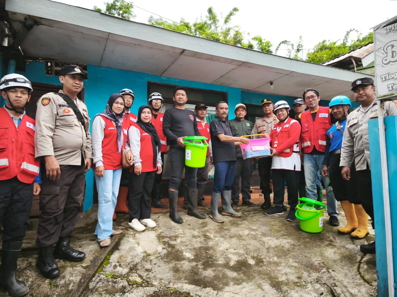 Polres Pasuruan Salurkan Bantuan Sosial kepada Keluarga Korban Longsor Tlogosari