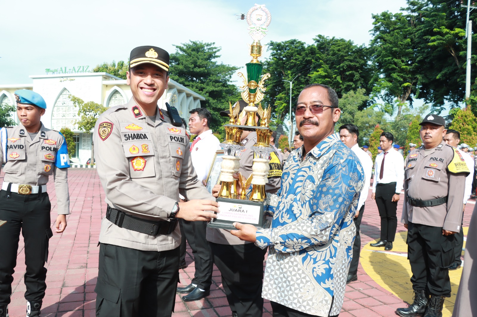 Polres Gresik Beri Penghargaan Puluhan Anggota Berprestasi dan Belasan Tokoh Masyarakat Penjaga Kamtibmas