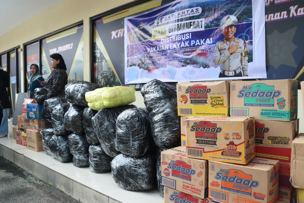 Polres Mojokerto Kota Salurkan Paket Bantuan untuk Korban Bencana Aceh Sumatera