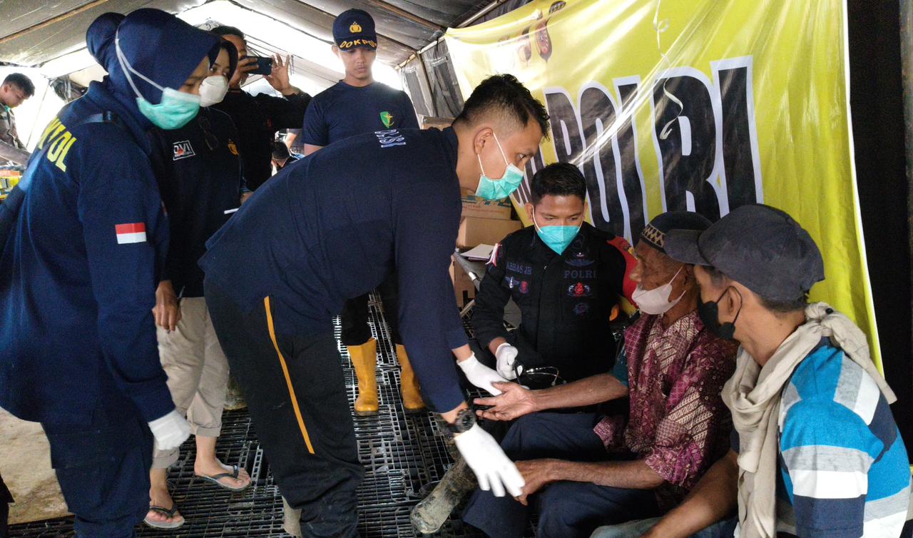 Nakes Polri Berikan Layanan Kesehatan Gratis bagi Korban Banjir di Aceh Tamiang