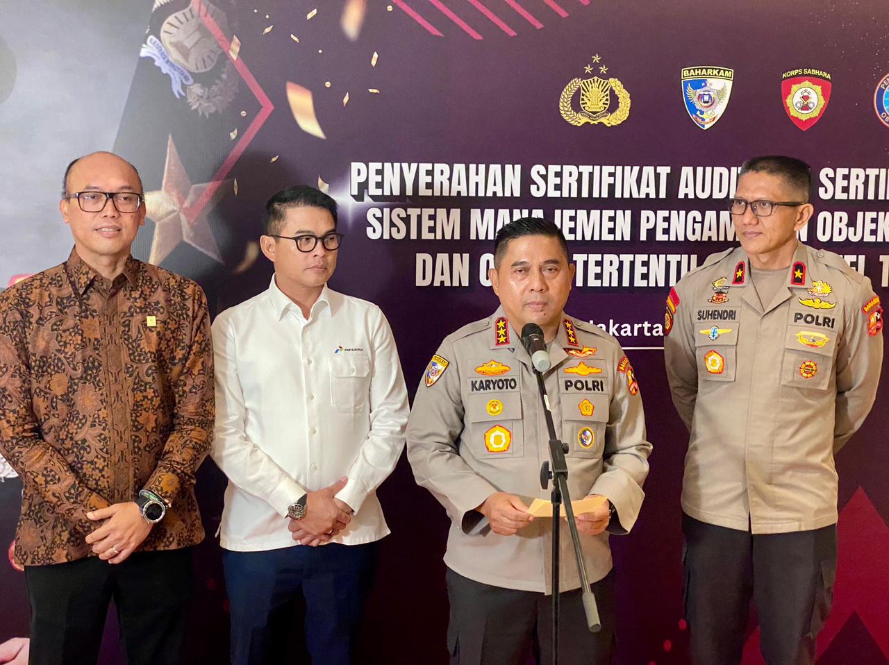 Polri Serahkan Sertifikat Audit Sistem Pengamanan Objek Vital Nasional Tahun 2025