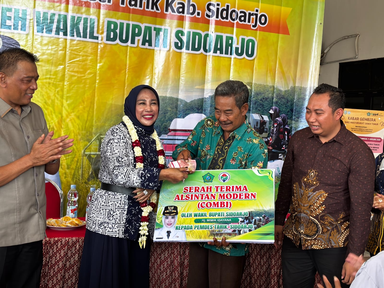 Wabup Sidoarjo Serahkan Bantuan Alsintan kepada Petani Desa Tarik