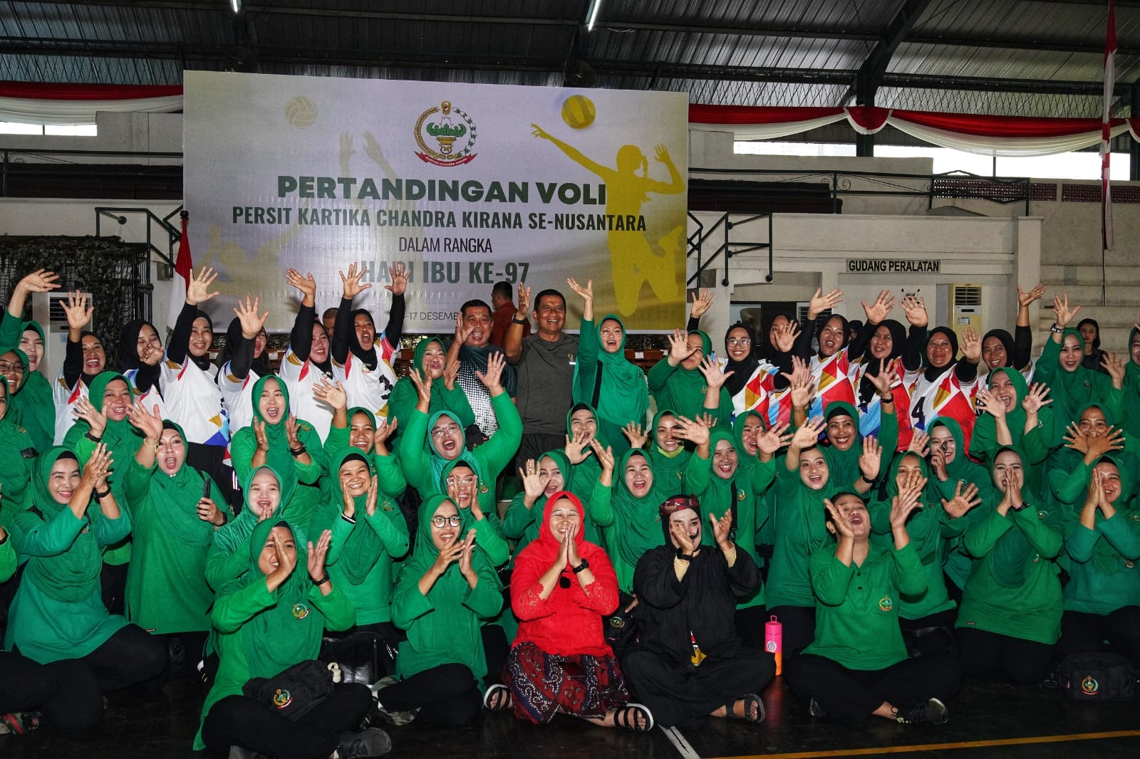 Persit KCK Koorcab Rem 084 PD V/Brawijaya Ikuti Gelaran Pertandingan Bola Voli Dalam Rangka Hari Ibu ke-97