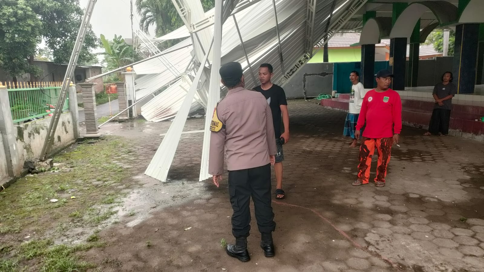 Hujan Deras Disertai Angin Kencang Rusak Masjid dan Rumah Warga di Pasuruan