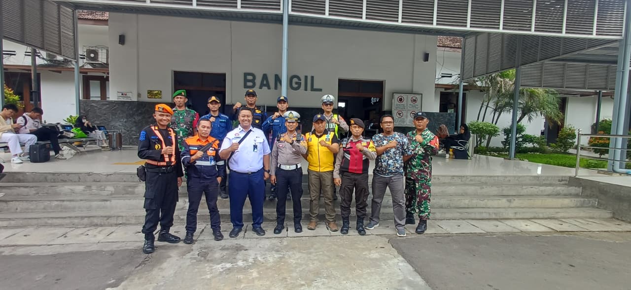 Persiapan Nataru, Antisipasi Laka Kereta Api Satlantas Polres Pasuruan Tutup Perlintasan KA Tanpa Palang Bagi Mobil