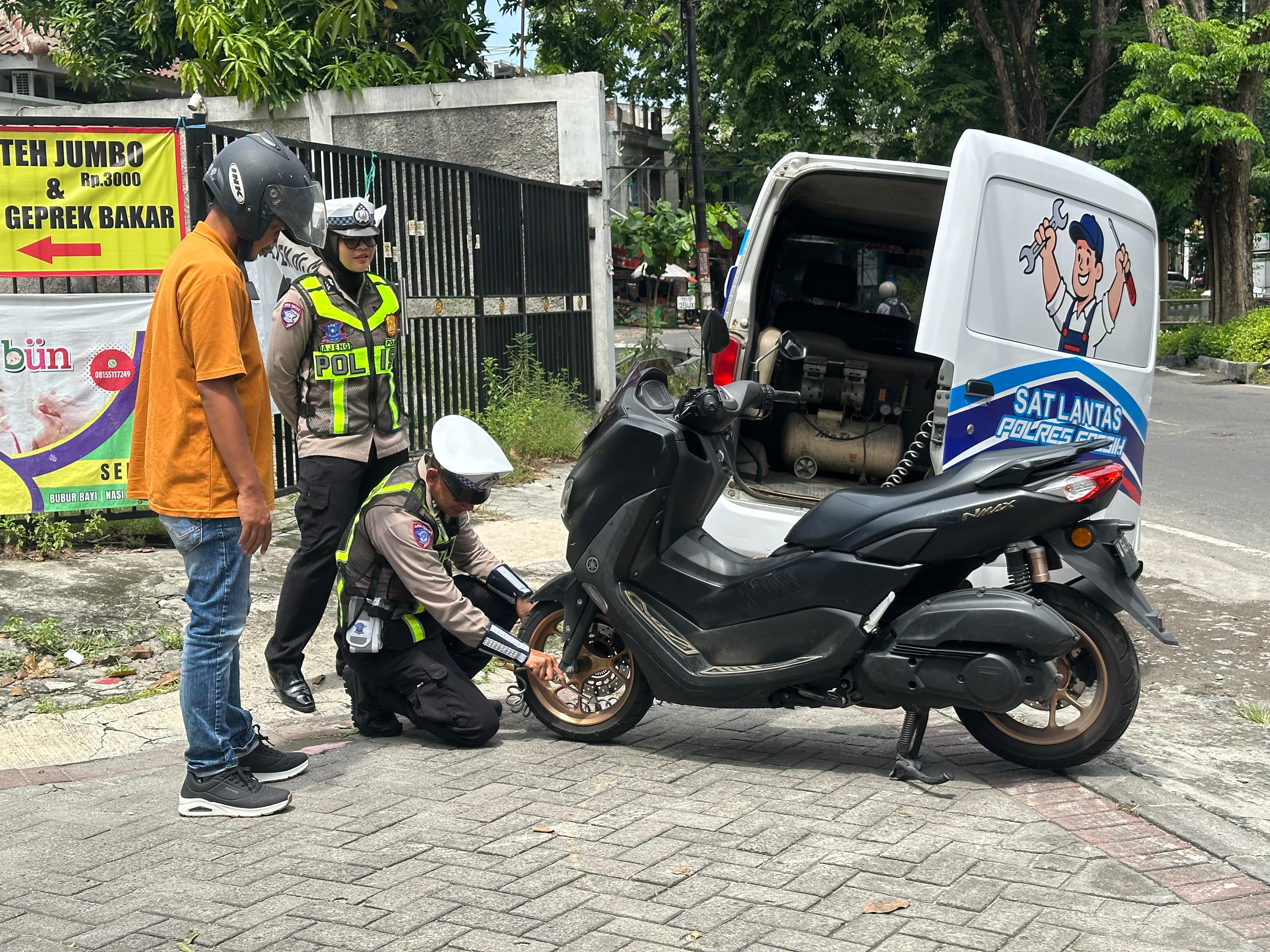 Polres Gresik Turunkan Mobil ‘KELINGAN AMAN’ Layanan Gratis Libur Nataru