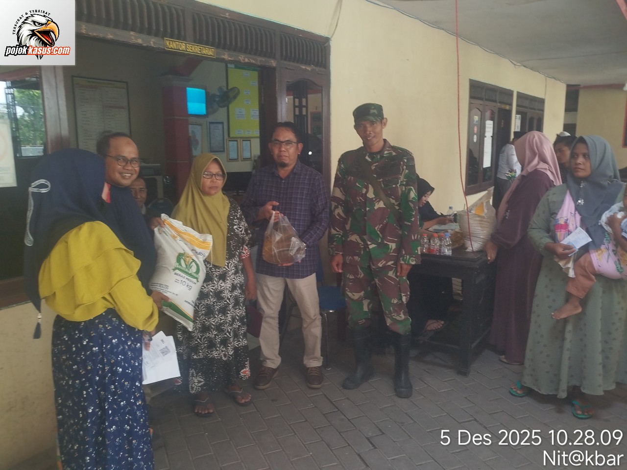 Desa Oro oro Ombo Wetan Salurkan Bantuan Beras dan Minyak Goreng kepada Ratusan Warga