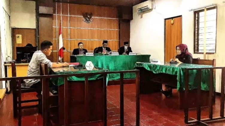 Ketua PKDI Mojokerto kalah dalam sidang sengketa informasi publik di KIP Jawa Timur. Putusan ini menegaskan pentingnya transparansi