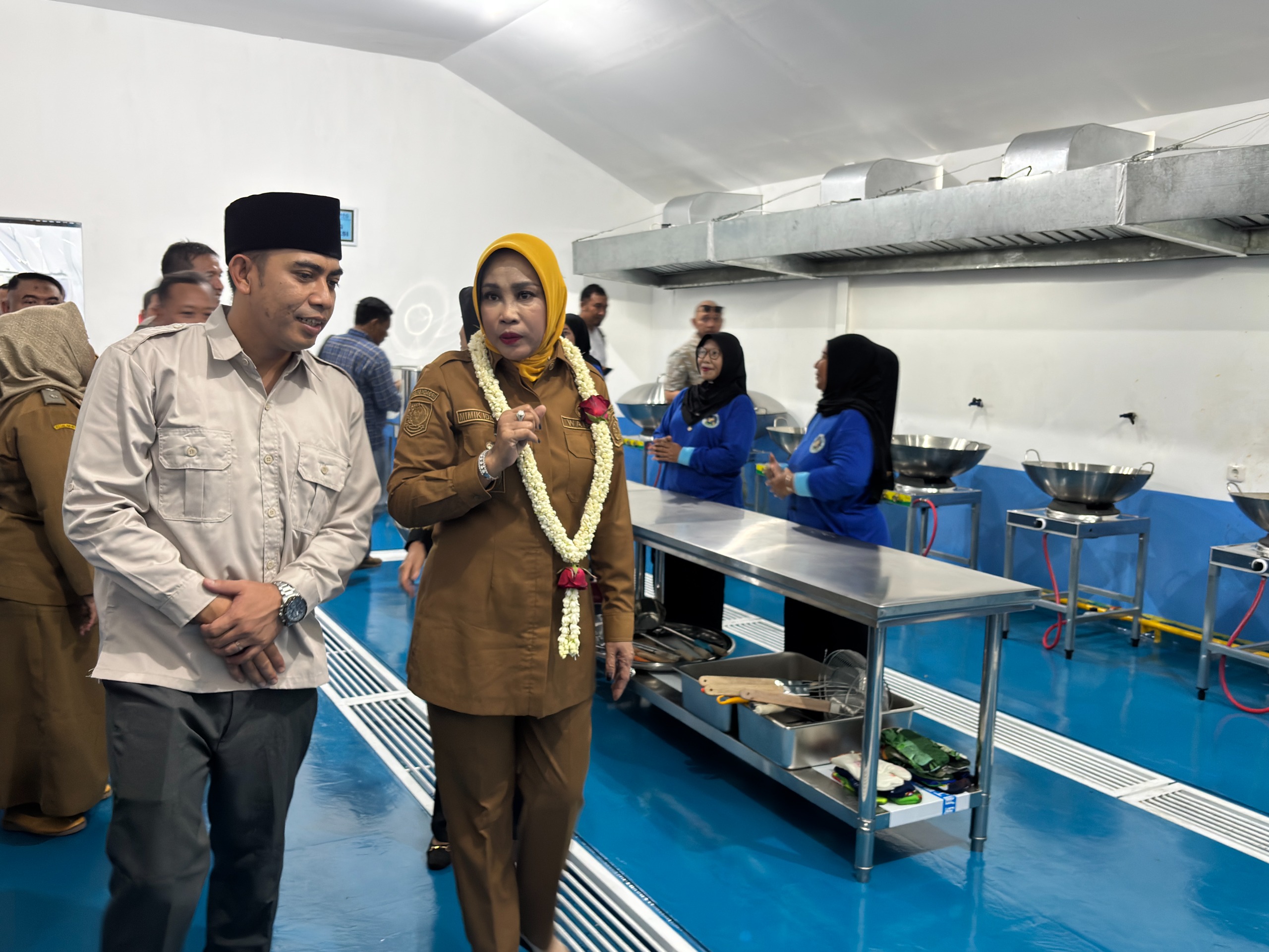 Wabup Sidoarjo Hj. Mimik Idayana meresmikan dapur SPPG Program Makan Bergizi Gratis di Desa Temu Prambon