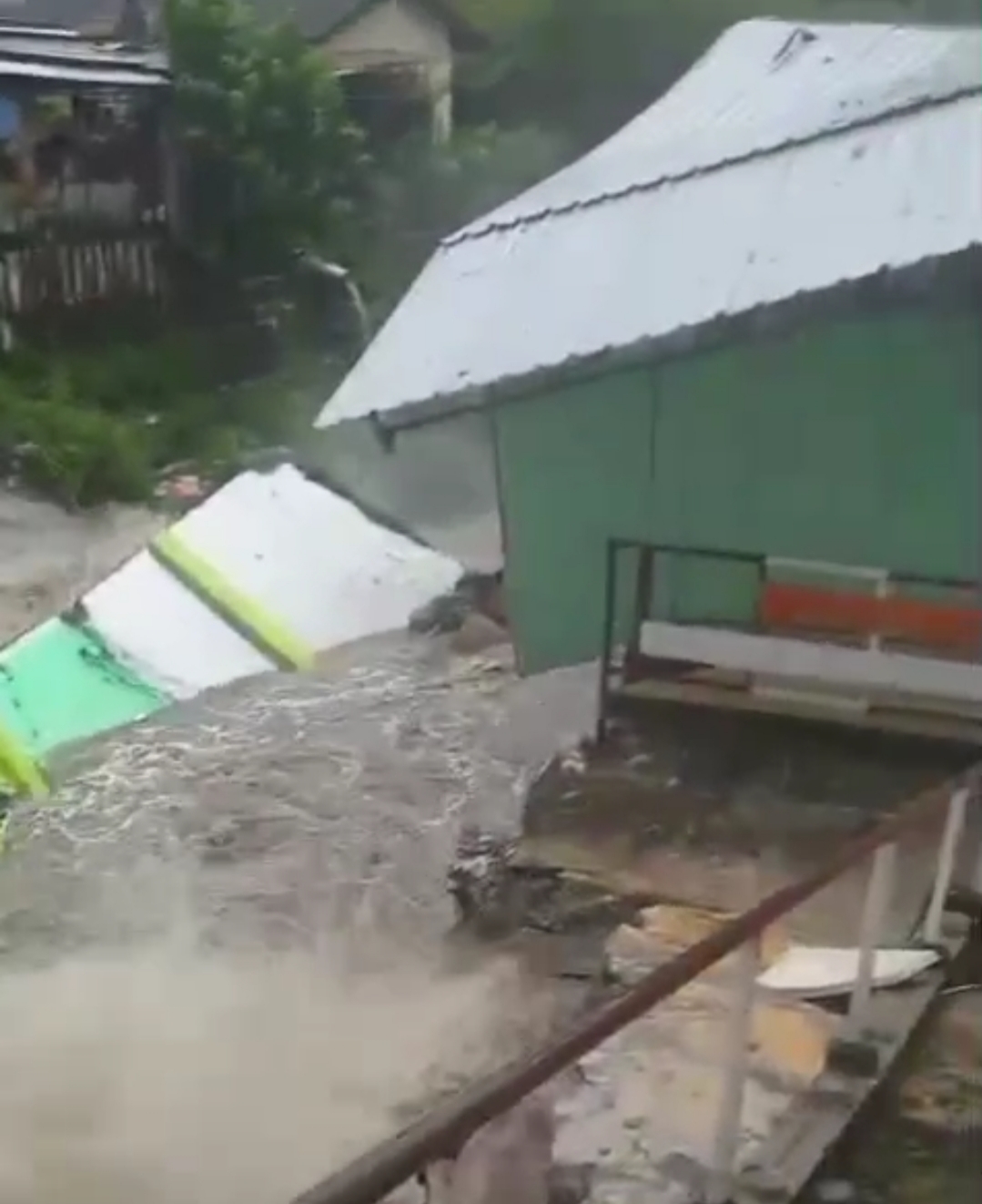 Hujan ekstrem Amburukan